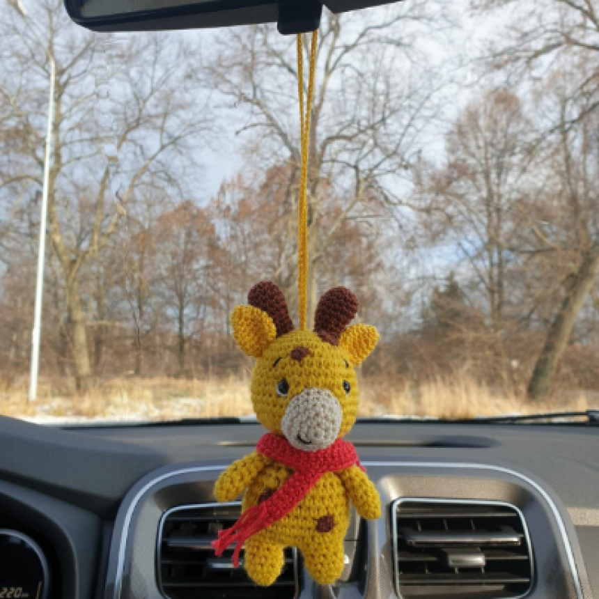 https://www.curlymoods.com/image/cache/catalog/products/Car-charms/Giraffe-car-charm-hanging-crochet-Rear-view-mirror-cute-car-accessories-6-860x860.png